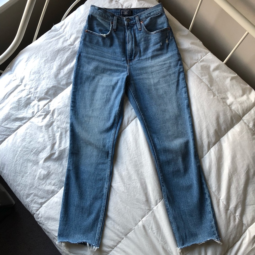 Abecrombie & Fitch Women's Ultra High Rise Mom Jean Size 25/0 Raw Hem Ankle